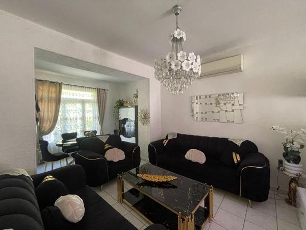 A vendre maison mitoyenne  3 pièces de  65 m2 avec grand garage sur terrain de 295 m2