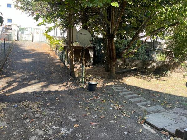 A vendre maison mitoyenne  3 pièces de  65 m2 avec grand garage sur terrain de 295 m2