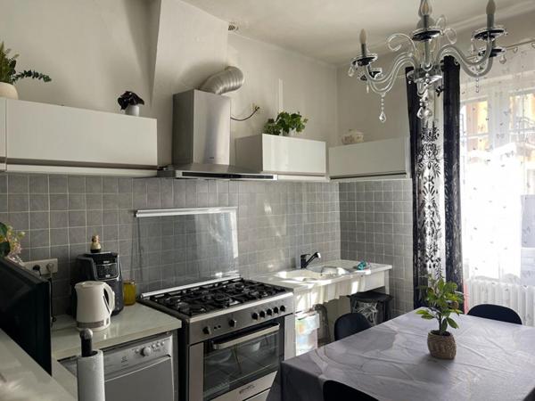 A vendre maison mitoyenne  3 pièces de  65 m2 avec grand garage sur terrain de 295 m2