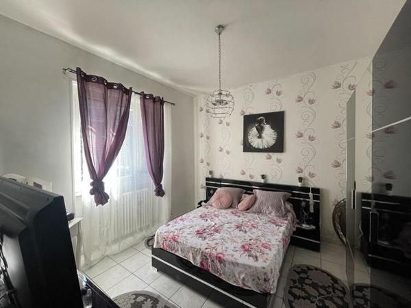 A vendre maison mitoyenne  3 pièces de  65 m2 avec grand garage sur terrain de 295 m2