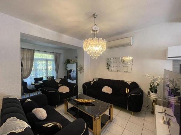 A vendre maison mitoyenne  3 pièces de  65 m2 avec grand garage sur terrain de 295 m2