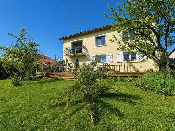 Maison rénovée 4 chambres avec sous-sol aménagé indépendant et vue dégagée – Proche centre de Charroux