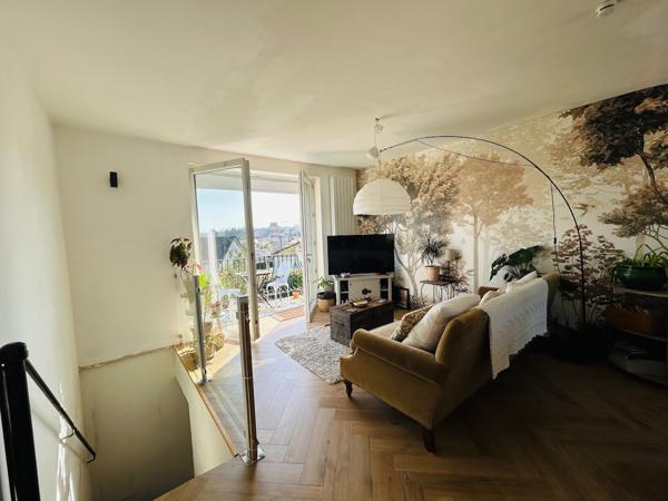 Maison rénovée 4 chambres avec sous-sol aménagé indépendant et vue dégagée – Proche centre de Charroux