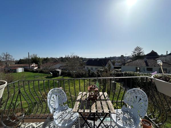 Maison rénovée 4 chambres avec sous-sol aménagé indépendant et vue dégagée – Proche centre de Charroux