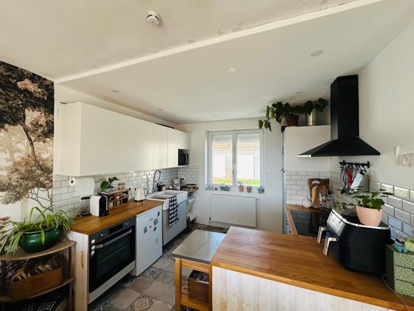 Maison rénovée 4 chambres avec sous-sol aménagé indépendant et vue dégagée – Proche centre de Charroux