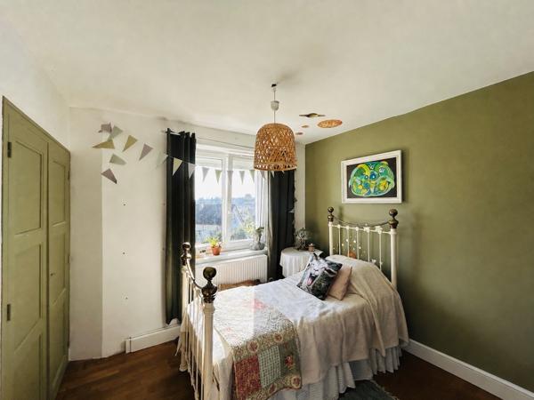 Maison rénovée 4 chambres avec sous-sol aménagé indépendant et vue dégagée – Proche centre de Charroux