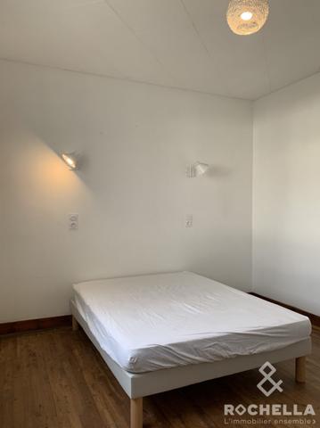 Maison louée meublée, 116m2, 2 chambres, terrasse, jardinet.