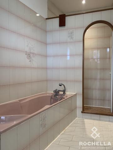 Maison louée meublée, 116m2, 2 chambres, terrasse, jardinet.