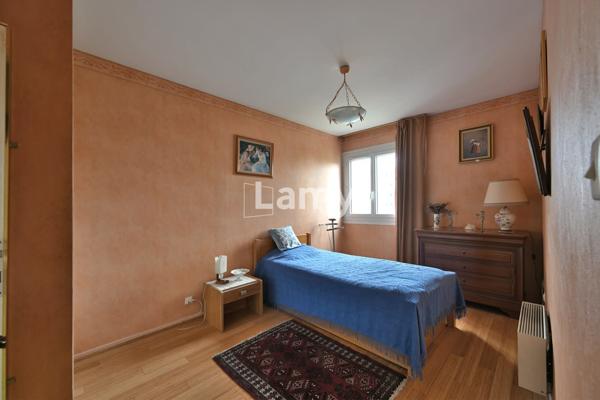 Parking + annexe + parking + appartement