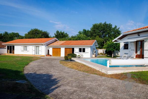 Vente                                                      Propriété
                        
                                         214 m2                     à Parentis-en-Born