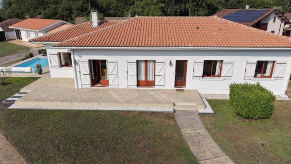 Vente                                                      Propriété
                        
                                         214 m2                     à Parentis-en-Born