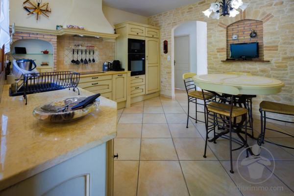 Vente                                                      Propriété
                        
                                         214 m2                     à Parentis-en-Born