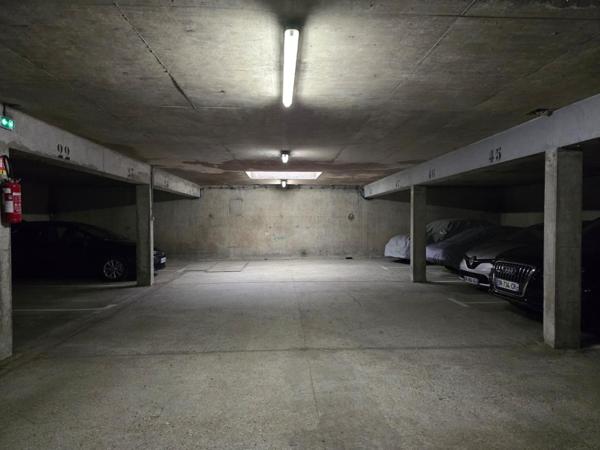 Parking couvert avec accès sécurisé