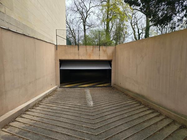 Parking couvert avec accès sécurisé