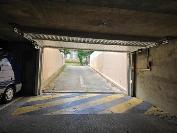 Parking couvert avec accès sécurisé