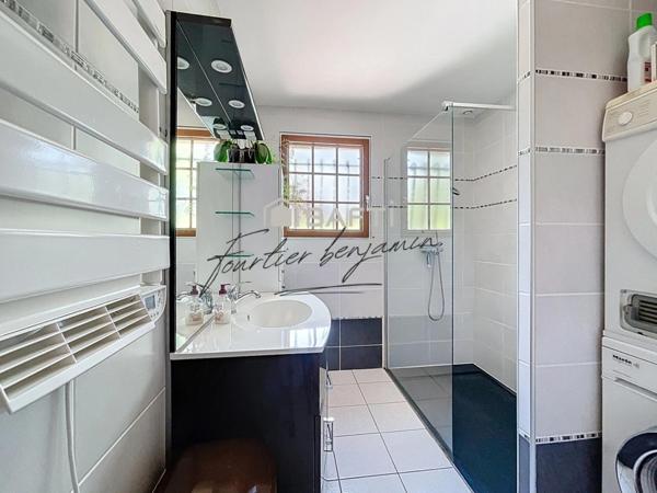 Maison familiale 8 pièces, 5 chambres, 186 m² habitables.