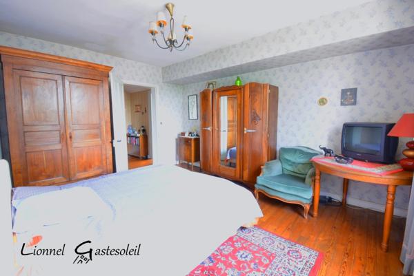 Maison à vendre 6 pièces 3 chambres sur trois niveaux disposant de beaux volumes au calme, proche du centre-ville de Bergerac (24)