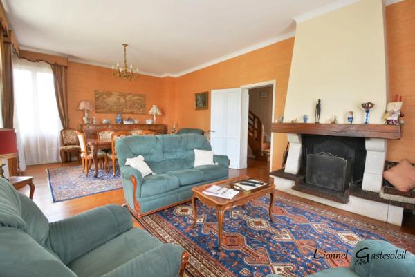 Maison à vendre 6 pièces 3 chambres sur trois niveaux disposant de beaux volumes au calme, proche du centre-ville de Bergerac (24)