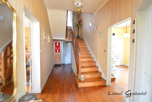 Maison à vendre 6 pièces 3 chambres sur trois niveaux disposant de beaux volumes au calme, proche du centre-ville de Bergerac (24)