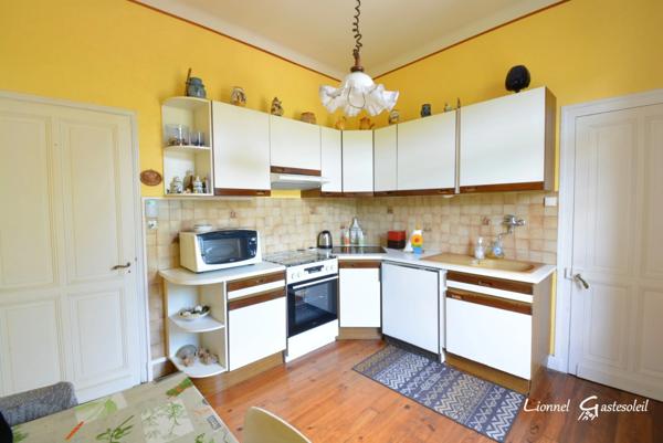 Maison à vendre 6 pièces 3 chambres sur trois niveaux disposant de beaux volumes au calme, proche du centre-ville de Bergerac (24)