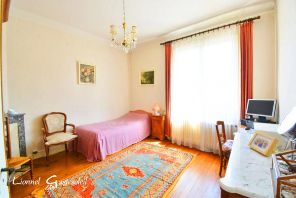 Maison à vendre 6 pièces 3 chambres sur trois niveaux disposant de beaux volumes au calme, proche du centre-ville de Bergerac (24)