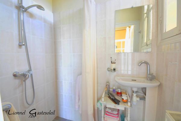 Maison à vendre 6 pièces 3 chambres sur trois niveaux disposant de beaux volumes au calme, proche du centre-ville de Bergerac (24)