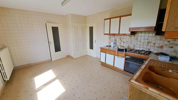 Ajustement du prix ! Maison familiale avec beau terrain clôturé