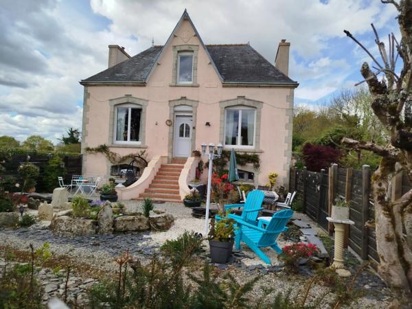 EXCLUSIVITE -PLEVIN- Charmante maison de 4 pièces sur sous-sol surélevé avec grand jardin arboré/paysager et plusieurs dépendances