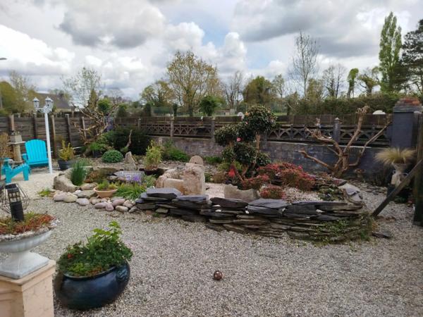 EXCLUSIVITE -PLEVIN- Charmante maison de 4 pièces sur sous-sol surélevé avec grand jardin arboré/paysager et plusieurs dépendances