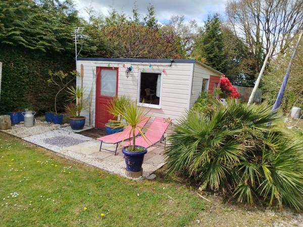 EXCLUSIVITE -PLEVIN- Charmante maison de 4 pièces sur sous-sol surélevé avec grand jardin arboré/paysager et plusieurs dépendances