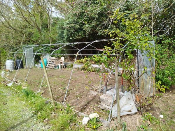 EXCLUSIVITE -PLEVIN- Charmante maison de 4 pièces sur sous-sol surélevé avec grand jardin arboré/paysager et plusieurs dépendances