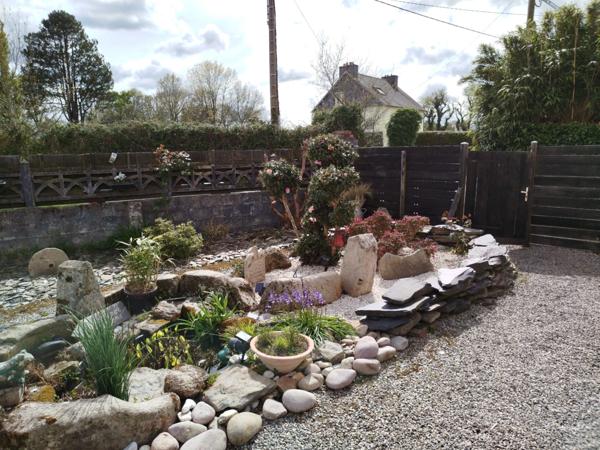 EXCLUSIVITE -PLEVIN- Charmante maison de 4 pièces sur sous-sol surélevé avec grand jardin arboré/paysager et plusieurs dépendances