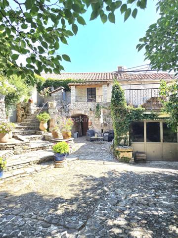 Découvrez ce mas rénové avec goût, niché au cœur de la campagne paisible de Montdardier.
Dans le hameau de Navas.
Véritable havre de paix, 3 entrées indépendantes, une première maison tout confort avec 4 chambres, 2eme maison tout confort avec 2 chambres (possible location), une chambre indépendante avec sde et wc, cet ensemble immobilier donne sur la cour avec également un accès différent à l'arrière.
L'eau, un trésor sur ce plateau calcaire, une réserve de 25 m3 a été installée et profite d'une faille calcaire pour récupérer les eaux de pluies, (pompe à eau installée et en fonctionnement).
Avec ses 210 m² habitables sur trois niveaux, cette demeure réunit dix pièces, dont six belles chambres. Le charme authentique se mêle à la modernité, garantissant confort et élégance. 
Les intérieurs confortables présentent de beaux séjours, deux cuisines conviviales, trois salles d'eau modernes, deux grands ateliers et de nombreuses caves pratiques. Les maisons sont en parfait état, équipées de menuiseries de belle qualité et d'un vitrage double performant. 
Entièrement rénovée, cette propriété offre un espace de vie hors du commun (voir schémas)
Chauffage bois (inserts et cheminée), climatisation réversible (chaud/froid), double vitrage, exposition sud.
Toiture bon état en partie refaite - habitable immédiatement (possible meublée en partie).
À l'extérieur, vous allez apprécier trois terrasses ombragées, offrant une vue dégagée sans vis-à-vis sur un terrain de 385 m²,
parfait pour profiter des beaux jours dans un cadre calme et ressourçant.
Assainissement collectif fiable. 
Le tout à seulement quelques minutes des commodités : écoles, commerces, et infrastructures routières, avec une taxe foncière avantageuse de 950€.

Ce mas est un véritable coup de cœur, prêt à accueillir ses nouveaux propriétaires sans travaux à prévoir.
Contactez Nathalie BRESSON pour plus d’informations - Mandat Exclusif -
