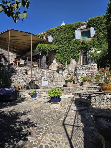 Découvrez ce mas rénové avec goût, niché au cœur de la campagne paisible de Montdardier.
Dans le hameau de Navas.
Véritable havre de paix, 3 entrées indépendantes, une première maison tout confort avec 4 chambres, 2eme maison tout confort avec 2 chambres (possible location), une chambre indépendante avec sde et wc, cet ensemble immobilier donne sur la cour avec également un accès différent à l'arrière.
L'eau, un trésor sur ce plateau calcaire, une réserve de 25 m3 a été installée et profite d'une faille calcaire pour récupérer les eaux de pluies, (pompe à eau installée et en fonctionnement).
Avec ses 210 m² habitables sur trois niveaux, cette demeure réunit dix pièces, dont six belles chambres. Le charme authentique se mêle à la modernité, garantissant confort et élégance. 
Les intérieurs confortables présentent de beaux séjours, deux cuisines conviviales, trois salles d'eau modernes, deux grands ateliers et de nombreuses caves pratiques. Les maisons sont en parfait état, équipées de menuiseries de belle qualité et d'un vitrage double performant. 
Entièrement rénovée, cette propriété offre un espace de vie hors du commun (voir schémas)
Chauffage bois (inserts et cheminée), climatisation réversible (chaud/froid), double vitrage, exposition sud.
Toiture bon état en partie refaite - habitable immédiatement (possible meublée en partie).
À l'extérieur, vous allez apprécier trois terrasses ombragées, offrant une vue dégagée sans vis-à-vis sur un terrain de 385 m²,
parfait pour profiter des beaux jours dans un cadre calme et ressourçant.
Assainissement collectif fiable. 
Le tout à seulement quelques minutes des commodités : écoles, commerces, et infrastructures routières, avec une taxe foncière avantageuse de 950€.

Ce mas est un véritable coup de cœur, prêt à accueillir ses nouveaux propriétaires sans travaux à prévoir.
Contactez Nathalie BRESSON pour plus d’informations - Mandat Exclusif -