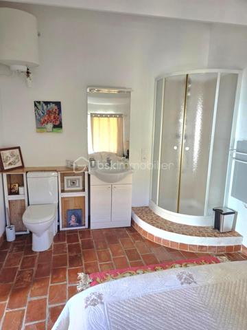 Découvrez ce mas rénové avec goût, niché au cœur de la campagne paisible de Montdardier.
Dans le hameau de Navas.
Véritable havre de paix, 3 entrées indépendantes, une première maison tout confort avec 4 chambres, 2eme maison tout confort avec 2 chambres (possible location), une chambre indépendante avec sde et wc, cet ensemble immobilier donne sur la cour avec également un accès différent à l'arrière.
L'eau, un trésor sur ce plateau calcaire, une réserve de 25 m3 a été installée et profite d'une faille calcaire pour récupérer les eaux de pluies, (pompe à eau installée et en fonctionnement).
Avec ses 210 m² habitables sur trois niveaux, cette demeure réunit dix pièces, dont six belles chambres. Le charme authentique se mêle à la modernité, garantissant confort et élégance. 
Les intérieurs confortables présentent de beaux séjours, deux cuisines conviviales, trois salles d'eau modernes, deux grands ateliers et de nombreuses caves pratiques. Les maisons sont en parfait état, équipées de menuiseries de belle qualité et d'un vitrage double performant. 
Entièrement rénovée, cette propriété offre un espace de vie hors du commun (voir schémas)
Chauffage bois (inserts et cheminée), climatisation réversible (chaud/froid), double vitrage, exposition sud.
Toiture bon état en partie refaite - habitable immédiatement (possible meublée en partie).
À l'extérieur, vous allez apprécier trois terrasses ombragées, offrant une vue dégagée sans vis-à-vis sur un terrain de 385 m²,
parfait pour profiter des beaux jours dans un cadre calme et ressourçant.
Assainissement collectif fiable. 
Le tout à seulement quelques minutes des commodités : écoles, commerces, et infrastructures routières, avec une taxe foncière avantageuse de 950€.

Ce mas est un véritable coup de cœur, prêt à accueillir ses nouveaux propriétaires sans travaux à prévoir.
Contactez Nathalie BRESSON pour plus d’informations - Mandat Exclusif -