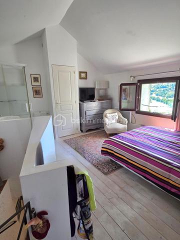 Découvrez ce mas rénové avec goût, niché au cœur de la campagne paisible de Montdardier.
Dans le hameau de Navas.
Véritable havre de paix, 3 entrées indépendantes, une première maison tout confort avec 4 chambres, 2eme maison tout confort avec 2 chambres (possible location), une chambre indépendante avec sde et wc, cet ensemble immobilier donne sur la cour avec également un accès différent à l'arrière.
L'eau, un trésor sur ce plateau calcaire, une réserve de 25 m3 a été installée et profite d'une faille calcaire pour récupérer les eaux de pluies, (pompe à eau installée et en fonctionnement).
Avec ses 210 m² habitables sur trois niveaux, cette demeure réunit dix pièces, dont six belles chambres. Le charme authentique se mêle à la modernité, garantissant confort et élégance. 
Les intérieurs confortables présentent de beaux séjours, deux cuisines conviviales, trois salles d'eau modernes, deux grands ateliers et de nombreuses caves pratiques. Les maisons sont en parfait état, équipées de menuiseries de belle qualité et d'un vitrage double performant. 
Entièrement rénovée, cette propriété offre un espace de vie hors du commun (voir schémas)
Chauffage bois (inserts et cheminée), climatisation réversible (chaud/froid), double vitrage, exposition sud.
Toiture bon état en partie refaite - habitable immédiatement (possible meublée en partie).
À l'extérieur, vous allez apprécier trois terrasses ombragées, offrant une vue dégagée sans vis-à-vis sur un terrain de 385 m²,
parfait pour profiter des beaux jours dans un cadre calme et ressourçant.
Assainissement collectif fiable. 
Le tout à seulement quelques minutes des commodités : écoles, commerces, et infrastructures routières, avec une taxe foncière avantageuse de 950€.

Ce mas est un véritable coup de cœur, prêt à accueillir ses nouveaux propriétaires sans travaux à prévoir.
Contactez Nathalie BRESSON pour plus d’informations - Mandat Exclusif -