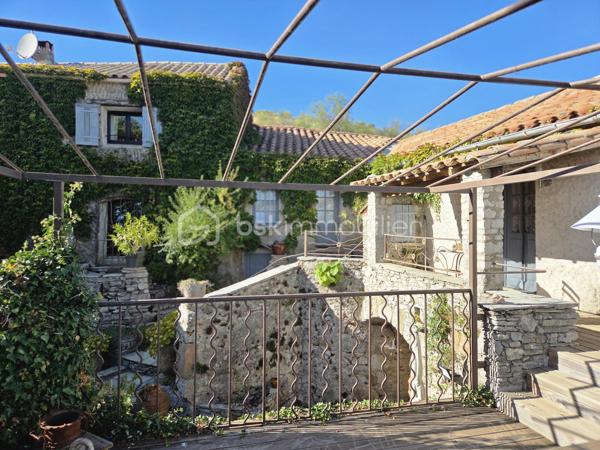 Découvrez ce mas rénové avec goût, niché au cœur de la campagne paisible de Montdardier.
Dans le hameau de Navas.
Véritable havre de paix, 3 entrées indépendantes, une première maison tout confort avec 4 chambres, 2eme maison tout confort avec 2 chambres (possible location), une chambre indépendante avec sde et wc, cet ensemble immobilier donne sur la cour avec également un accès différent à l'arrière.
L'eau, un trésor sur ce plateau calcaire, une réserve de 25 m3 a été installée et profite d'une faille calcaire pour récupérer les eaux de pluies, (pompe à eau installée et en fonctionnement).
Avec ses 210 m² habitables sur trois niveaux, cette demeure réunit dix pièces, dont six belles chambres. Le charme authentique se mêle à la modernité, garantissant confort et élégance. 
Les intérieurs confortables présentent de beaux séjours, deux cuisines conviviales, trois salles d'eau modernes, deux grands ateliers et de nombreuses caves pratiques. Les maisons sont en parfait état, équipées de menuiseries de belle qualité et d'un vitrage double performant. 
Entièrement rénovée, cette propriété offre un espace de vie hors du commun (voir schémas)
Chauffage bois (inserts et cheminée), climatisation réversible (chaud/froid), double vitrage, exposition sud.
Toiture bon état en partie refaite - habitable immédiatement (possible meublée en partie).
À l'extérieur, vous allez apprécier trois terrasses ombragées, offrant une vue dégagée sans vis-à-vis sur un terrain de 385 m²,
parfait pour profiter des beaux jours dans un cadre calme et ressourçant.
Assainissement collectif fiable. 
Le tout à seulement quelques minutes des commodités : écoles, commerces, et infrastructures routières, avec une taxe foncière avantageuse de 950€.

Ce mas est un véritable coup de cœur, prêt à accueillir ses nouveaux propriétaires sans travaux à prévoir.
Contactez Nathalie BRESSON pour plus d’informations - Mandat Exclusif -