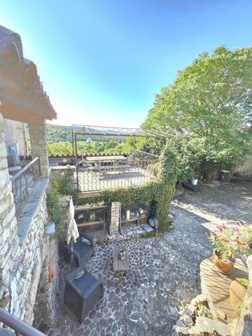 Découvrez ce mas rénové avec goût, niché au cœur de la campagne paisible de Montdardier.
Dans le hameau de Navas.
Véritable havre de paix, 3 entrées indépendantes, une première maison tout confort avec 4 chambres, 2eme maison tout confort avec 2 chambres (possible location), une chambre indépendante avec sde et wc, cet ensemble immobilier donne sur la cour avec également un accès différent à l'arrière.
L'eau, un trésor sur ce plateau calcaire, une réserve de 25 m3 a été installée et profite d'une faille calcaire pour récupérer les eaux de pluies, (pompe à eau installée et en fonctionnement).
Avec ses 210 m² habitables sur trois niveaux, cette demeure réunit dix pièces, dont six belles chambres. Le charme authentique se mêle à la modernité, garantissant confort et élégance. 
Les intérieurs confortables présentent de beaux séjours, deux cuisines conviviales, trois salles d'eau modernes, deux grands ateliers et de nombreuses caves pratiques. Les maisons sont en parfait état, équipées de menuiseries de belle qualité et d'un vitrage double performant. 
Entièrement rénovée, cette propriété offre un espace de vie hors du commun (voir schémas)
Chauffage bois (inserts et cheminée), climatisation réversible (chaud/froid), double vitrage, exposition sud.
Toiture bon état en partie refaite - habitable immédiatement (possible meublée en partie).
À l'extérieur, vous allez apprécier trois terrasses ombragées, offrant une vue dégagée sans vis-à-vis sur un terrain de 385 m²,
parfait pour profiter des beaux jours dans un cadre calme et ressourçant.
Assainissement collectif fiable. 
Le tout à seulement quelques minutes des commodités : écoles, commerces, et infrastructures routières, avec une taxe foncière avantageuse de 950€.

Ce mas est un véritable coup de cœur, prêt à accueillir ses nouveaux propriétaires sans travaux à prévoir.
Contactez Nathalie BRESSON pour plus d’informations - Mandat Exclusif -