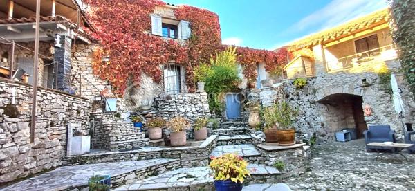 Découvrez ce mas rénové avec goût, niché au cœur de la campagne paisible de Montdardier.
Dans le hameau de Navas.
Véritable havre de paix, 3 entrées indépendantes, une première maison tout confort avec 4 chambres, 2eme maison tout confort avec 2 chambres (possible location), une chambre indépendante avec sde et wc, cet ensemble immobilier donne sur la cour avec également un accès différent à l'arrière.
L'eau, un trésor sur ce plateau calcaire, une réserve de 25 m3 a été installée et profite d'une faille calcaire pour récupérer les eaux de pluies, (pompe à eau installée et en fonctionnement).
Avec ses 210 m² habitables sur trois niveaux, cette demeure réunit dix pièces, dont six belles chambres. Le charme authentique se mêle à la modernité, garantissant confort et élégance. 
Les intérieurs confortables présentent de beaux séjours, deux cuisines conviviales, trois salles d'eau modernes, deux grands ateliers et de nombreuses caves pratiques. Les maisons sont en parfait état, équipées de menuiseries de belle qualité et d'un vitrage double performant. 
Entièrement rénovée, cette propriété offre un espace de vie hors du commun (voir schémas)
Chauffage bois (inserts et cheminée), climatisation réversible (chaud/froid), double vitrage, exposition sud.
Toiture bon état en partie refaite - habitable immédiatement (possible meublée en partie).
À l'extérieur, vous allez apprécier trois terrasses ombragées, offrant une vue dégagée sans vis-à-vis sur un terrain de 385 m²,
parfait pour profiter des beaux jours dans un cadre calme et ressourçant.
Assainissement collectif fiable. 
Le tout à seulement quelques minutes des commodités : écoles, commerces, et infrastructures routières, avec une taxe foncière avantageuse de 950€.

Ce mas est un véritable coup de cœur, prêt à accueillir ses nouveaux propriétaires sans travaux à prévoir.
Contactez Nathalie BRESSON pour plus d’informations - Mandat Exclusif -