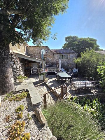 Découvrez ce mas rénové avec goût, niché au cœur de la campagne paisible de Montdardier.
Dans le hameau de Navas.
Véritable havre de paix, 3 entrées indépendantes, une première maison tout confort avec 4 chambres, 2eme maison tout confort avec 2 chambres (possible location), une chambre indépendante avec sde et wc, cet ensemble immobilier donne sur la cour avec également un accès différent à l'arrière.
L'eau, un trésor sur ce plateau calcaire, une réserve de 25 m3 a été installée et profite d'une faille calcaire pour récupérer les eaux de pluies, (pompe à eau installée et en fonctionnement).
Avec ses 210 m² habitables sur trois niveaux, cette demeure réunit dix pièces, dont six belles chambres. Le charme authentique se mêle à la modernité, garantissant confort et élégance. 
Les intérieurs confortables présentent de beaux séjours, deux cuisines conviviales, trois salles d'eau modernes, deux grands ateliers et de nombreuses caves pratiques. Les maisons sont en parfait état, équipées de menuiseries de belle qualité et d'un vitrage double performant. 
Entièrement rénovée, cette propriété offre un espace de vie hors du commun (voir schémas)
Chauffage bois (inserts et cheminée), climatisation réversible (chaud/froid), double vitrage, exposition sud.
Toiture bon état en partie refaite - habitable immédiatement (possible meublée en partie).
À l'extérieur, vous allez apprécier trois terrasses ombragées, offrant une vue dégagée sans vis-à-vis sur un terrain de 385 m²,
parfait pour profiter des beaux jours dans un cadre calme et ressourçant.
Assainissement collectif fiable. 
Le tout à seulement quelques minutes des commodités : écoles, commerces, et infrastructures routières, avec une taxe foncière avantageuse de 950€.

Ce mas est un véritable coup de cœur, prêt à accueillir ses nouveaux propriétaires sans travaux à prévoir.
Contactez Nathalie BRESSON pour plus d’informations - Mandat Exclusif -