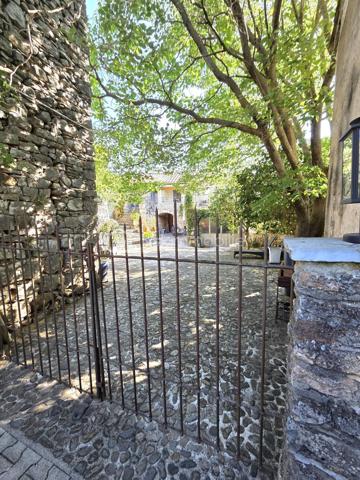 Découvrez ce mas rénové avec goût, niché au cœur de la campagne paisible de Montdardier.
Dans le hameau de Navas.
Véritable havre de paix, 3 entrées indépendantes, une première maison tout confort avec 4 chambres, 2eme maison tout confort avec 2 chambres (possible location), une chambre indépendante avec sde et wc, cet ensemble immobilier donne sur la cour avec également un accès différent à l'arrière.
L'eau, un trésor sur ce plateau calcaire, une réserve de 25 m3 a été installée et profite d'une faille calcaire pour récupérer les eaux de pluies, (pompe à eau installée et en fonctionnement).
Avec ses 210 m² habitables sur trois niveaux, cette demeure réunit dix pièces, dont six belles chambres. Le charme authentique se mêle à la modernité, garantissant confort et élégance. 
Les intérieurs confortables présentent de beaux séjours, deux cuisines conviviales, trois salles d'eau modernes, deux grands ateliers et de nombreuses caves pratiques. Les maisons sont en parfait état, équipées de menuiseries de belle qualité et d'un vitrage double performant. 
Entièrement rénovée, cette propriété offre un espace de vie hors du commun (voir schémas)
Chauffage bois (inserts et cheminée), climatisation réversible (chaud/froid), double vitrage, exposition sud.
Toiture bon état en partie refaite - habitable immédiatement (possible meublée en partie).
À l'extérieur, vous allez apprécier trois terrasses ombragées, offrant une vue dégagée sans vis-à-vis sur un terrain de 385 m²,
parfait pour profiter des beaux jours dans un cadre calme et ressourçant.
Assainissement collectif fiable. 
Le tout à seulement quelques minutes des commodités : écoles, commerces, et infrastructures routières, avec une taxe foncière avantageuse de 950€.

Ce mas est un véritable coup de cœur, prêt à accueillir ses nouveaux propriétaires sans travaux à prévoir.
Contactez Nathalie BRESSON pour plus d’informations - Mandat Exclusif -