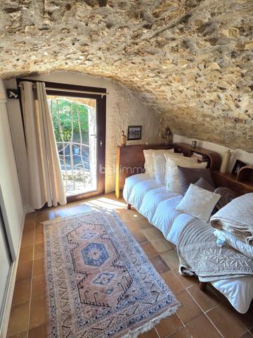 Découvrez ce mas rénové avec goût, niché au cœur de la campagne paisible de Montdardier.
Dans le hameau de Navas.
Véritable havre de paix, 3 entrées indépendantes, une première maison tout confort avec 4 chambres, 2eme maison tout confort avec 2 chambres (possible location), une chambre indépendante avec sde et wc, cet ensemble immobilier donne sur la cour avec également un accès différent à l'arrière.
L'eau, un trésor sur ce plateau calcaire, une réserve de 25 m3 a été installée et profite d'une faille calcaire pour récupérer les eaux de pluies, (pompe à eau installée et en fonctionnement).
Avec ses 210 m² habitables sur trois niveaux, cette demeure réunit dix pièces, dont six belles chambres. Le charme authentique se mêle à la modernité, garantissant confort et élégance. 
Les intérieurs confortables présentent de beaux séjours, deux cuisines conviviales, trois salles d'eau modernes, deux grands ateliers et de nombreuses caves pratiques. Les maisons sont en parfait état, équipées de menuiseries de belle qualité et d'un vitrage double performant. 
Entièrement rénovée, cette propriété offre un espace de vie hors du commun (voir schémas)
Chauffage bois (inserts et cheminée), climatisation réversible (chaud/froid), double vitrage, exposition sud.
Toiture bon état en partie refaite - habitable immédiatement (possible meublée en partie).
À l'extérieur, vous allez apprécier trois terrasses ombragées, offrant une vue dégagée sans vis-à-vis sur un terrain de 385 m²,
parfait pour profiter des beaux jours dans un cadre calme et ressourçant.
Assainissement collectif fiable. 
Le tout à seulement quelques minutes des commodités : écoles, commerces, et infrastructures routières, avec une taxe foncière avantageuse de 950€.

Ce mas est un véritable coup de cœur, prêt à accueillir ses nouveaux propriétaires sans travaux à prévoir.
Contactez Nathalie BRESSON pour plus d’informations - Mandat Exclusif -