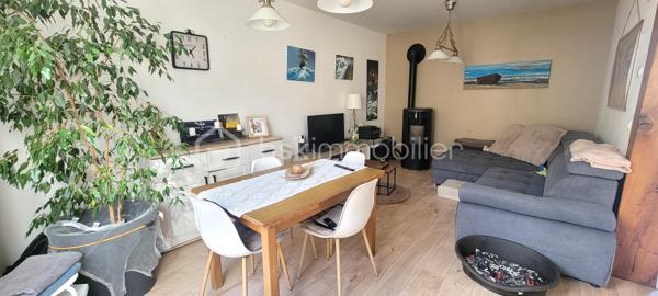Idéale pour une famille, cette charmante maison mitoyenne de 109 m² habitables, édifiée sur 3 niveaux, offre un cadre de vie agréable.

Elle dispose au rez-de-chaussée d'une entrée, d’un agréable séjour avec cuisine américaine, d’une salle de bain avec wc.
Au 1er niveau : un palier desservant 2 belles chambres spacieuses et lumineuses de 13,50 m² et 15,40 m² et un wc.
Au 2ème niveau : un palier pouvant faire office de bureau et 2 belles chambres sous combles.

Beau terrain clos de murs 573 m²comprenant une dépendance pouvant être aménagée en espace de travail, en atelier ou même en logement indépendant.

La maison est équipée d'un chauffage électrique et d’un poêle à granulés pour un confort optimal en toutes saisons.
Cette charmante maison se situe dans une rue calme, possibilité de garer plusieurs véhicules sur le terrain.
Pour plus d’informations ou pour organiser une visite, contactez-moi !