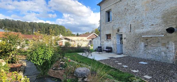 Idéale pour une famille, cette charmante maison mitoyenne de 109 m² habitables, édifiée sur 3 niveaux, offre un cadre de vie agréable.

Elle dispose au rez-de-chaussée d'une entrée, d’un agréable séjour avec cuisine américaine, d’une salle de bain avec wc.
Au 1er niveau : un palier desservant 2 belles chambres spacieuses et lumineuses de 13,50 m² et 15,40 m² et un wc.
Au 2ème niveau : un palier pouvant faire office de bureau et 2 belles chambres sous combles.

Beau terrain clos de murs 573 m²comprenant une dépendance pouvant être aménagée en espace de travail, en atelier ou même en logement indépendant.

La maison est équipée d'un chauffage électrique et d’un poêle à granulés pour un confort optimal en toutes saisons.
Cette charmante maison se situe dans une rue calme, possibilité de garer plusieurs véhicules sur le terrain.
Pour plus d’informations ou pour organiser une visite, contactez-moi !