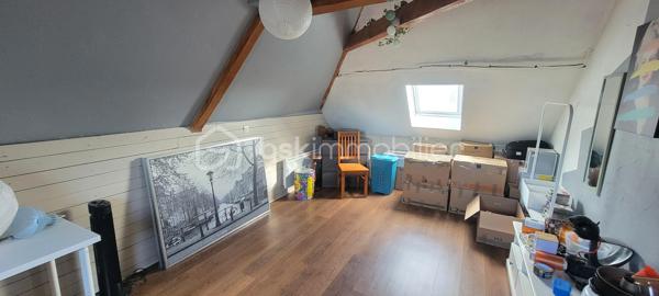 Idéale pour une famille, cette charmante maison mitoyenne de 109 m² habitables, édifiée sur 3 niveaux, offre un cadre de vie agréable.

Elle dispose au rez-de-chaussée d'une entrée, d’un agréable séjour avec cuisine américaine, d’une salle de bain avec wc.
Au 1er niveau : un palier desservant 2 belles chambres spacieuses et lumineuses de 13,50 m² et 15,40 m² et un wc.
Au 2ème niveau : un palier pouvant faire office de bureau et 2 belles chambres sous combles.

Beau terrain clos de murs 573 m²comprenant une dépendance pouvant être aménagée en espace de travail, en atelier ou même en logement indépendant.

La maison est équipée d'un chauffage électrique et d’un poêle à granulés pour un confort optimal en toutes saisons.
Cette charmante maison se situe dans une rue calme, possibilité de garer plusieurs véhicules sur le terrain.
Pour plus d’informations ou pour organiser une visite, contactez-moi !