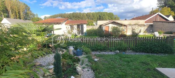 Idéale pour une famille, cette charmante maison mitoyenne de 109 m² habitables, édifiée sur 3 niveaux, offre un cadre de vie agréable.

Elle dispose au rez-de-chaussée d'une entrée, d’un agréable séjour avec cuisine américaine, d’une salle de bain avec wc.
Au 1er niveau : un palier desservant 2 belles chambres spacieuses et lumineuses de 13,50 m² et 15,40 m² et un wc.
Au 2ème niveau : un palier pouvant faire office de bureau et 2 belles chambres sous combles.

Beau terrain clos de murs 573 m²comprenant une dépendance pouvant être aménagée en espace de travail, en atelier ou même en logement indépendant.

La maison est équipée d'un chauffage électrique et d’un poêle à granulés pour un confort optimal en toutes saisons.
Cette charmante maison se situe dans une rue calme, possibilité de garer plusieurs véhicules sur le terrain.
Pour plus d’informations ou pour organiser une visite, contactez-moi !