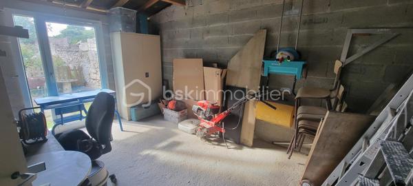 Idéale pour une famille, cette charmante maison mitoyenne de 109 m² habitables, édifiée sur 3 niveaux, offre un cadre de vie agréable.

Elle dispose au rez-de-chaussée d'une entrée, d’un agréable séjour avec cuisine américaine, d’une salle de bain avec wc.
Au 1er niveau : un palier desservant 2 belles chambres spacieuses et lumineuses de 13,50 m² et 15,40 m² et un wc.
Au 2ème niveau : un palier pouvant faire office de bureau et 2 belles chambres sous combles.

Beau terrain clos de murs 573 m²comprenant une dépendance pouvant être aménagée en espace de travail, en atelier ou même en logement indépendant.

La maison est équipée d'un chauffage électrique et d’un poêle à granulés pour un confort optimal en toutes saisons.
Cette charmante maison se situe dans une rue calme, possibilité de garer plusieurs véhicules sur le terrain.
Pour plus d’informations ou pour organiser une visite, contactez-moi !