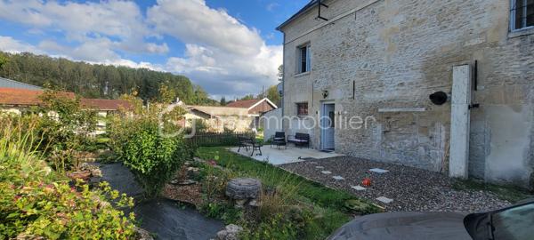 Idéale pour une famille, cette charmante maison mitoyenne de 109 m² habitables, édifiée sur 3 niveaux, offre un cadre de vie agréable.

Elle dispose au rez-de-chaussée d'une entrée, d’un agréable séjour avec cuisine américaine, d’une salle de bain avec wc.
Au 1er niveau : un palier desservant 2 belles chambres spacieuses et lumineuses de 13,50 m² et 15,40 m² et un wc.
Au 2ème niveau : un palier pouvant faire office de bureau et 2 belles chambres sous combles.

Beau terrain clos de murs 573 m²comprenant une dépendance pouvant être aménagée en espace de travail, en atelier ou même en logement indépendant.

La maison est équipée d'un chauffage électrique et d’un poêle à granulés pour un confort optimal en toutes saisons.
Cette charmante maison se situe dans une rue calme, possibilité de garer plusieurs véhicules sur le terrain.
Pour plus d’informations ou pour organiser une visite, contactez-moi !