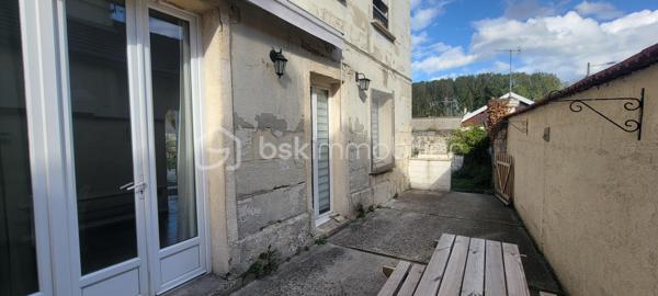 Idéale pour une famille, cette charmante maison mitoyenne de 109 m² habitables, édifiée sur 3 niveaux, offre un cadre de vie agréable.

Elle dispose au rez-de-chaussée d'une entrée, d’un agréable séjour avec cuisine américaine, d’une salle de bain avec wc.
Au 1er niveau : un palier desservant 2 belles chambres spacieuses et lumineuses de 13,50 m² et 15,40 m² et un wc.
Au 2ème niveau : un palier pouvant faire office de bureau et 2 belles chambres sous combles.

Beau terrain clos de murs 573 m²comprenant une dépendance pouvant être aménagée en espace de travail, en atelier ou même en logement indépendant.

La maison est équipée d'un chauffage électrique et d’un poêle à granulés pour un confort optimal en toutes saisons.
Cette charmante maison se situe dans une rue calme, possibilité de garer plusieurs véhicules sur le terrain.
Pour plus d’informations ou pour organiser une visite, contactez-moi !