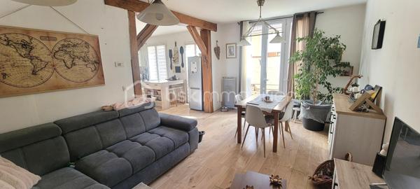 Idéale pour une famille, cette charmante maison mitoyenne de 109 m² habitables, édifiée sur 3 niveaux, offre un cadre de vie agréable.

Elle dispose au rez-de-chaussée d'une entrée, d’un agréable séjour avec cuisine américaine, d’une salle de bain avec wc.
Au 1er niveau : un palier desservant 2 belles chambres spacieuses et lumineuses de 13,50 m² et 15,40 m² et un wc.
Au 2ème niveau : un palier pouvant faire office de bureau et 2 belles chambres sous combles.

Beau terrain clos de murs 573 m²comprenant une dépendance pouvant être aménagée en espace de travail, en atelier ou même en logement indépendant.

La maison est équipée d'un chauffage électrique et d’un poêle à granulés pour un confort optimal en toutes saisons.
Cette charmante maison se situe dans une rue calme, possibilité de garer plusieurs véhicules sur le terrain.
Pour plus d’informations ou pour organiser une visite, contactez-moi !